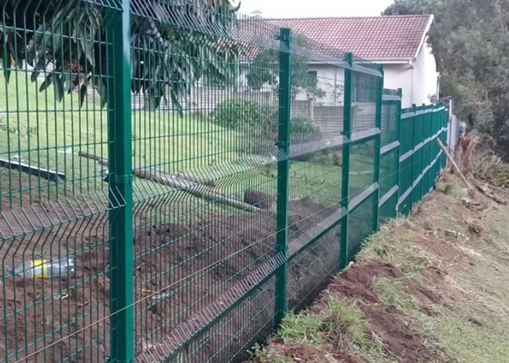 핫 디프 젤바니제 삼각형 굽는 용접 철자망 울타리 패널 75 * 150mm