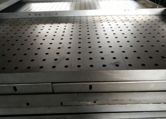 가혹한 환경 및 고하중 적용 분야용 천공 와이어 메쉬